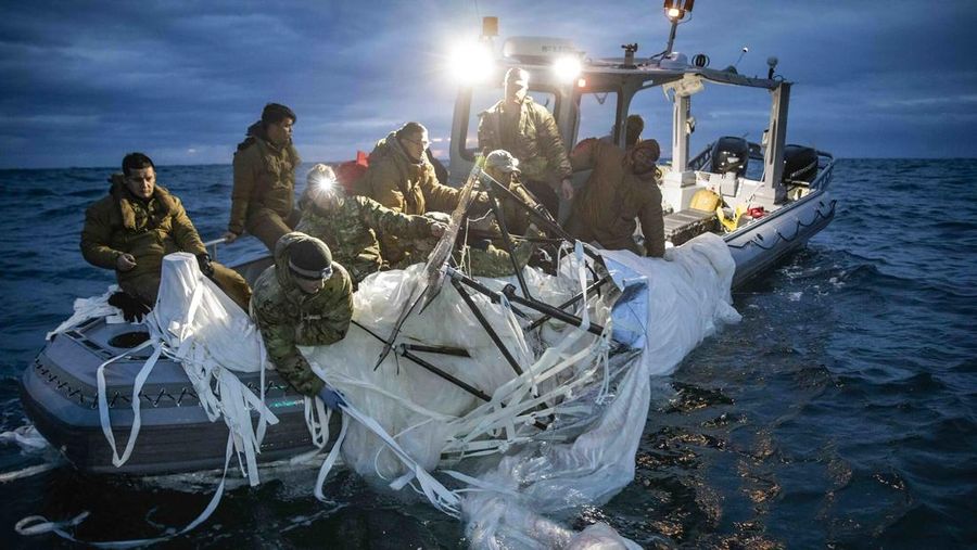 Gambar yang disediakan oleh Angkatan Laut A.S. ini menunjukkan para pelaut yang ditugaskan ke Grup Pembuangan Persenjataan Peledak 2 memulihkan balon pengintai ketinggian tinggi di lepas pantai Pantai Myrtle, S.C., 5 Februari 2023. (U.S. Navy via AP)