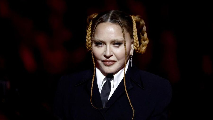 Madonna berbicara di atas panggung selama Penghargaan GRAMMY ke-65 di Crypto.com Arena pada 05 Februari 2023 di Los Angeles, California. (Frazer Harrison/Getty Images)