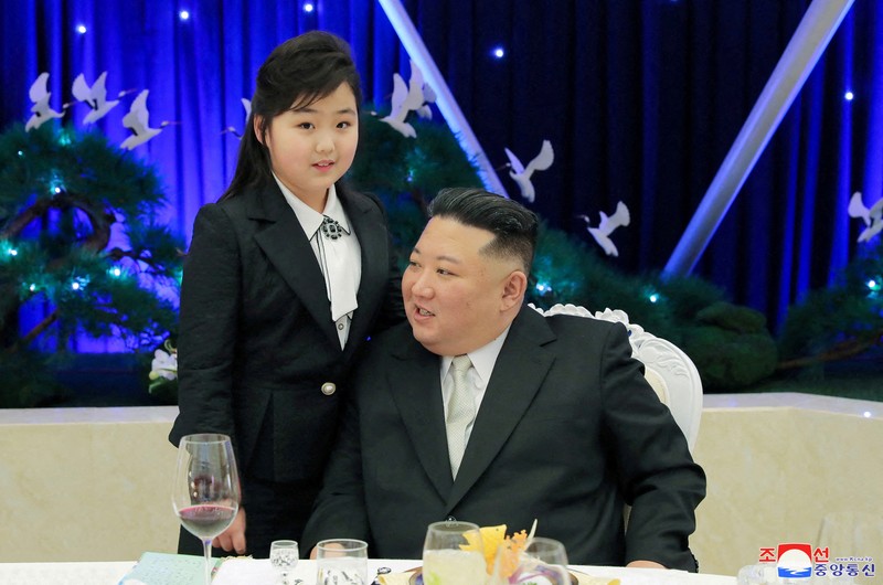 Pemimpin Korea Utara (Korut) Kim Jong Un mengajak putrinya, Kim Ju Ae, saat menghadiri peringatan 75 tahun berdirinya militer Korut. (via REUTERS/KCNA) Pemimpin Korea Utara (Korut) Kim Jong Un mengajak putrinya, Kim Ju Ae, saat menghadiri peringatan 75 tahun berdirinya militer Korut. (via REUTERS/KCNA)