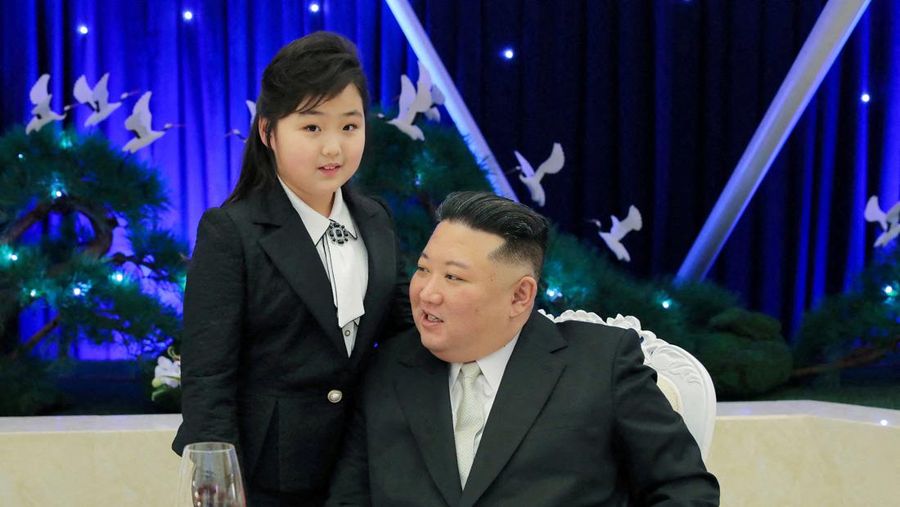 Pemimpin Korea Utara (Korut) Kim Jong Un mengajak putrinya, Kim Ju Ae, saat menghadiri peringatan 75 tahun berdirinya militer Korut. (via REUTERS/KCNA)