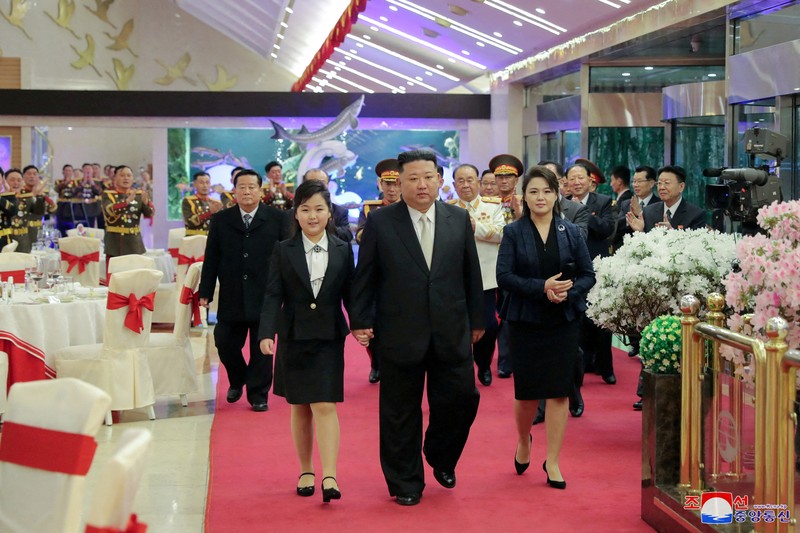 Pemimpin Korea Utara (Korut) Kim Jong Un mengajak putrinya, Kim Ju Ae, saat menghadiri peringatan 75 tahun berdirinya militer Korut. (via REUTERS/KCNA) Pemimpin Korea Utara (Korut) Kim Jong Un mengajak putrinya, Kim Ju Ae, saat menghadiri peringatan 75 tahun berdirinya militer Korut. (via REUTERS/KCNA)