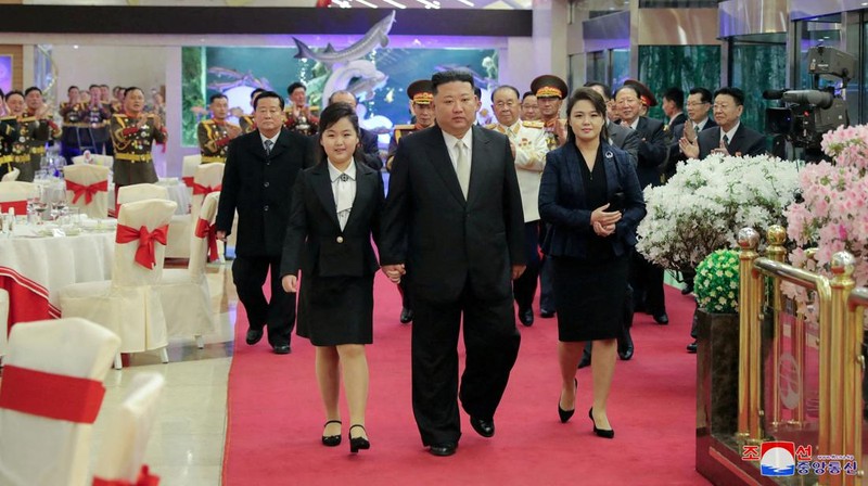Pemimpin Korea Utara (Korut) Kim Jong Un mengajak putrinya, Kim Ju Ae, saat menghadiri peringatan 75 tahun berdirinya militer Korut. (via REUTERS/KCNA)