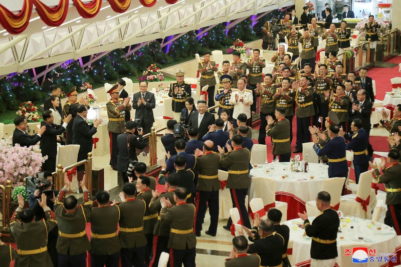Pemimpin Korea Utara (Korut) Kim Jong Un mengajak putrinya, Kim Ju Ae, saat menghadiri peringatan 75 tahun berdirinya militer Korut. (via REUTERS/KCNA) Pemimpin Korea Utara (Korut) Kim Jong Un mengajak putrinya, Kim Ju Ae, saat menghadiri peringatan 75 tahun berdirinya militer Korut. (via REUTERS/KCNA)