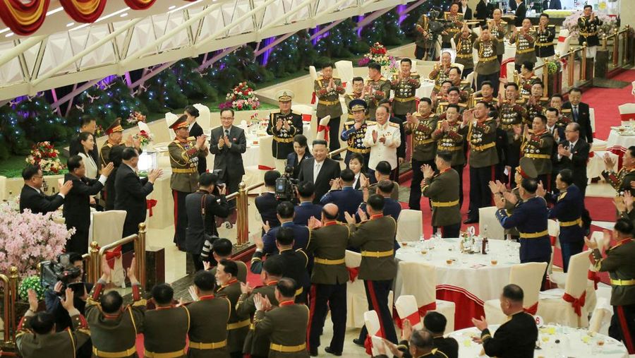 Pemimpin Korea Utara (Korut) Kim Jong Un mengajak putrinya, Kim Ju Ae, saat menghadiri peringatan 75 tahun berdirinya militer Korut. (via REUTERS/KCNA)