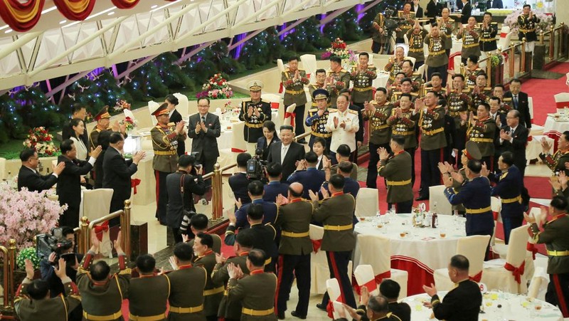 Pemimpin Korea Utara (Korut) Kim Jong Un mengajak putrinya, Kim Ju Ae, saat menghadiri peringatan 75 tahun berdirinya militer Korut. (via REUTERS/KCNA)