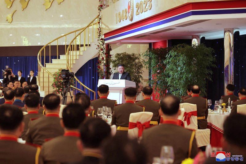 Pemimpin Korea Utara (Korut) Kim Jong Un mengajak putrinya, Kim Ju Ae, saat menghadiri peringatan 75 tahun berdirinya militer Korut. (via REUTERS/KCNA) Pemimpin Korea Utara (Korut) Kim Jong Un mengajak putrinya, Kim Ju Ae, saat menghadiri peringatan 75 tahun berdirinya militer Korut. (via REUTERS/KCNA)