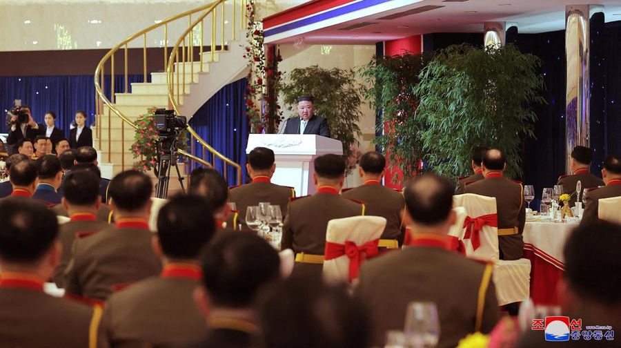 Pemimpin Korea Utara (Korut) Kim Jong Un mengajak putrinya, Kim Ju Ae, saat menghadiri peringatan 75 tahun berdirinya militer Korut. (via REUTERS/KCNA)