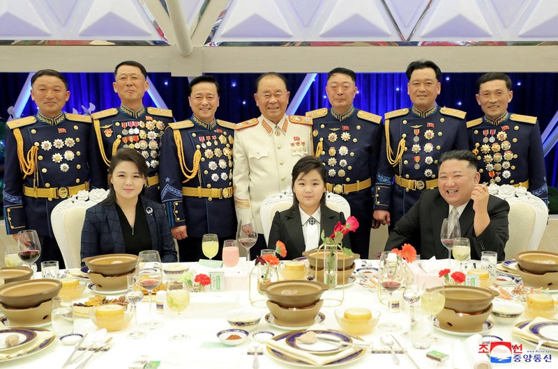 Pemimpin Korea Utara (Korut) Kim Jong Un mengajak putrinya, Kim Ju Ae, saat menghadiri peringatan 75 tahun berdirinya militer Korut. (via REUTERS/KCNA) Pemimpin Korea Utara (Korut) Kim Jong Un mengajak putrinya, Kim Ju Ae, saat menghadiri peringatan 75 tahun berdirinya militer Korut. (via REUTERS/KCNA)