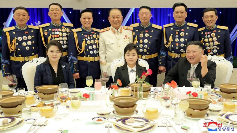 Pemimpin Korea Utara (Korut) Kim Jong Un mengajak putrinya, Kim Ju Ae, saat menghadiri peringatan 75 tahun berdirinya militer Korut. (via REUTERS/KCNA)