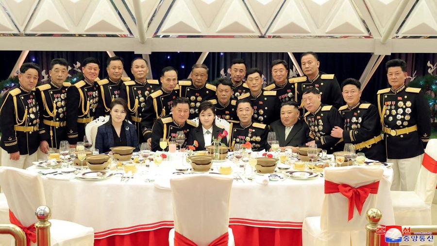 Pemimpin Korea Utara (Korut) Kim Jong Un mengajak putrinya, Kim Ju Ae, saat menghadiri peringatan 75 tahun berdirinya militer Korut. (via REUTERS/KCNA)