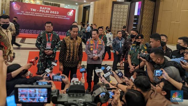 Presiden Joko Widodo selepas rapim TNI-Polri di Jakarta. Presiden Joko Widodo selepas rapim TNI-Polri di Jakarta. (CNBC Indonesia/Emir Yanwardhana)