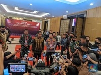 Jreng.. di Depan TNI-Polri Jokowi Sebut Ada Tambang Ilegal