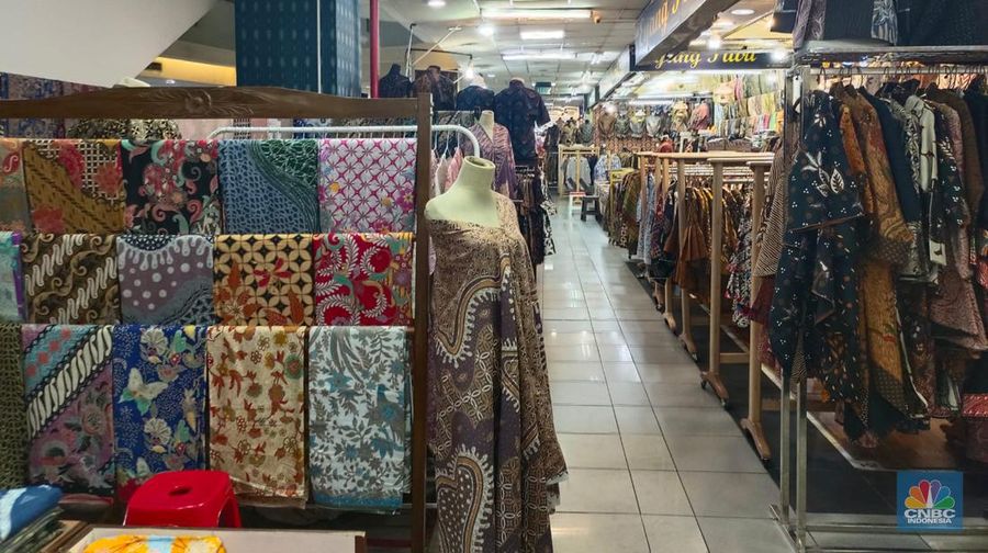 Pusat perbelanjaan Thamrin City, mata langsung disambut oleh deretan toko yang menjual kain Nusantara. Kain atau pakaian jadi yang dijual beragam, mulai dari batik, tenun, kebaya, sampai dengan songket ada. (CNBC Indonesia/Martyasari Rizky)