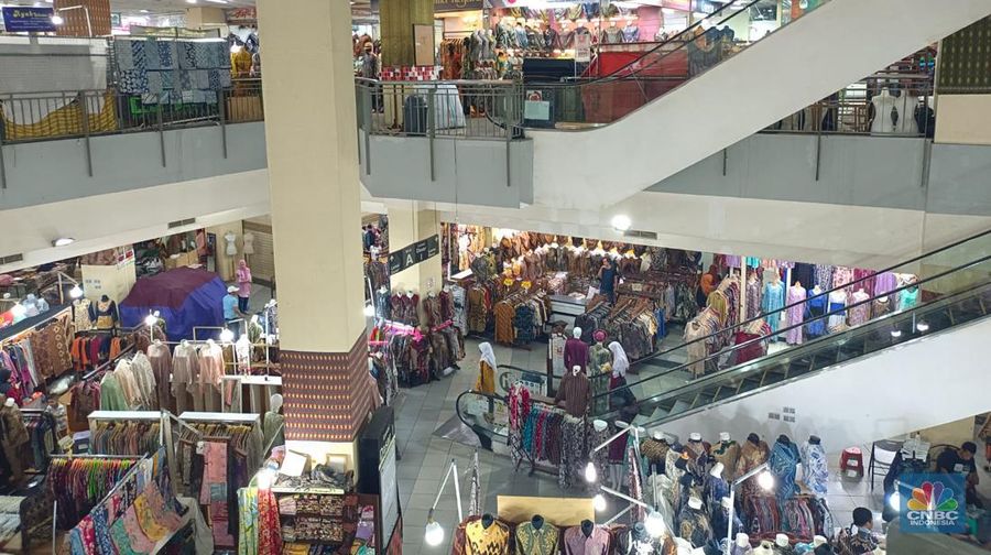 Pusat perbelanjaan Thamrin City, mata langsung disambut oleh deretan toko yang menjual kain Nusantara. Kain atau pakaian jadi yang dijual beragam, mulai dari batik, tenun, kebaya, sampai dengan songket ada. (CNBC Indonesia/Martyasari Rizky)