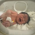 Seorang bayi baru lahir yang ditemukan masih terikat tali pusar ke ibunya dan ditarik hidup-hidup dari puing-puing sebuah rumah di Suriah utara setelah gempa mematikan, menerima perawatan medis di sebuah klinik di Afrin, pada 7 Februari 2023. - Bayi