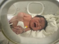 Seorang bayi baru lahir yang ditemukan masih terikat tali pusar ke ibunya dan ditarik hidup-hidup dari puing-puing sebuah rumah di Suriah utara setelah gempa mematikan, menerima perawatan medis di sebuah klinik di Afrin, pada 7 Februari 2023. - Bayi