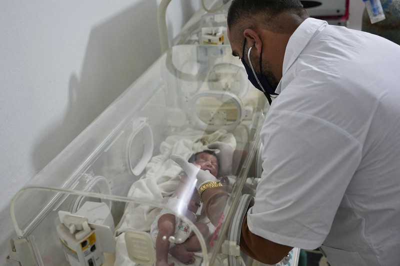 Bayi baru lahir yang ditemukan masih terikat tali pusar ke ibunya dan ditarik hidup-hidup dari puing-puing sebuah rumah di Suriah utara setelah gempa mematikan, menerima perawatan medis di sebuah klinik di Afrin, pada 7 Februari 2023. Bayi baru lahir yang ditemukan masih terikat tali pusar ke ibunya dan ditarik hidup-hidup dari puing-puing sebuah rumah di Suriah utara setelah gempa mematikan, menerima perawatan medis di sebuah klinik di Afrin, pada 7 Februari 2023. - Bayi tersebut adalah satu-satunya yang selamat dari keluarga terdekatnya, yang semuanya tewas ketika gempa berkekuatan 7,8 yang melanda Suriah dan negara tetangga Turki meratakan rumah keluarga di kota Jindayris yang dikuasai pemberontak, kata sepupu Khalil al-Suwadi. (RAMI AL SAYED/AFP via Getty Images)