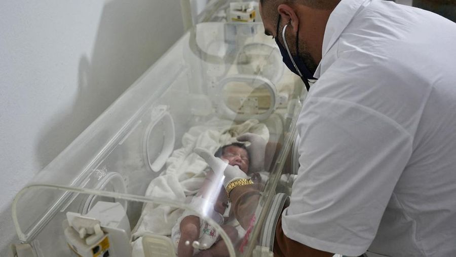 Bayi baru lahir yang ditemukan masih terikat tali pusar ke ibunya dan ditarik hidup-hidup dari puing-puing sebuah rumah di Suriah utara setelah gempa mematikan, menerima perawatan medis di sebuah klinik di Afrin, pada 7 Februari 2023. - Bayi tersebut adalah satu-satunya yang selamat dari keluarga terdekatnya, yang semuanya tewas ketika gempa berkekuatan 7,8 yang melanda Suriah dan negara tetangga Turki meratakan rumah keluarga di kota Jindayris yang dikuasai pemberontak, kata sepupu Khalil al-Suwadi. (RAMI AL SAYED/AFP via Getty Images)