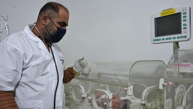 Bayi baru lahir yang ditemukan masih terikat tali pusar ke ibunya dan ditarik hidup-hidup dari puing-puing sebuah rumah di Suriah utara setelah gempa mematikan, menerima perawatan medis di sebuah klinik di Afrin, pada 7 Februari 2023. - Bayi tersebut adalah satu-satunya yang selamat dari keluarga terdekatnya, yang semuanya tewas ketika gempa berkekuatan 7,8 yang melanda Suriah dan negara tetangga Turki meratakan rumah keluarga di kota Jindayris yang dikuasai pemberontak, kata sepupu Khalil al-Suwadi. (RAMI AL SAYED/AFP via Getty Images)