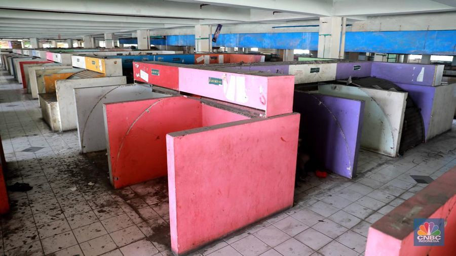 Suasana lantai atas pasar Tanah Abang Blok G yang sepi dan terbengkalai, Rabu, (8/2/2023). (CNBC Indonesia/Muhammad Sabki)