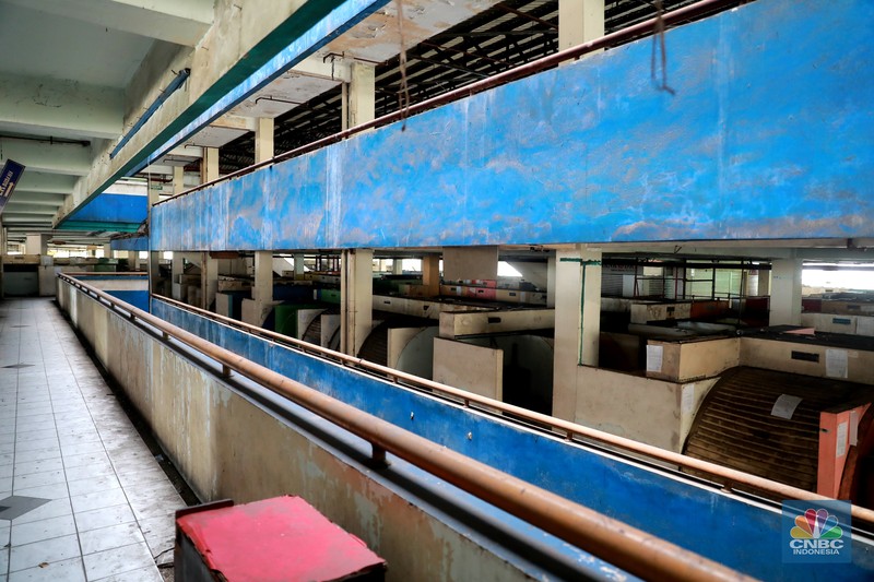 Suasana lantai atas pasar Tanah Abang Blok G yang sepi dan terbengkalai, Rabu, (8/2/2023). (CNBC Indonesia/Muhammad Sabki)