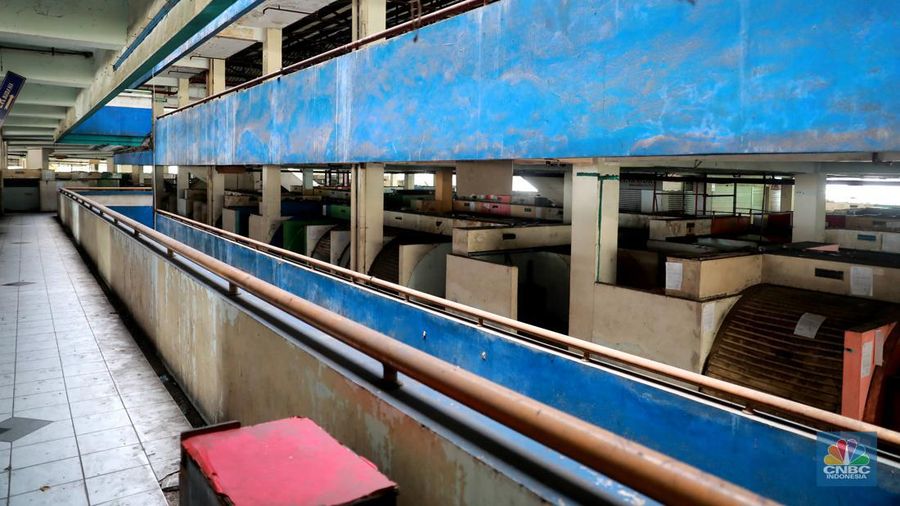 Suasana lantai atas pasar Tanah Abang Blok G yang sepi dan terbengkalai, Rabu, (8/2/2023). (CNBC Indonesia/Muhammad Sabki)
