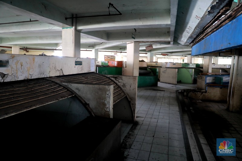 Suasana lantai atas pasar Tanah Abang Blok G yang sepi dan terbengkalai, Rabu, (8/2/2023). (CNBC Indonesia/Muhammad Sabki)