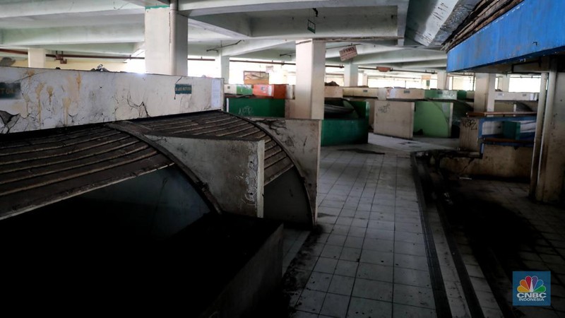 Suasana lantai atas pasar Tanah Abang Blok G yang sepi dan terbengkalai, Rabu, (8/2/2023). (CNBC Indonesia/Muhammad Sabki)