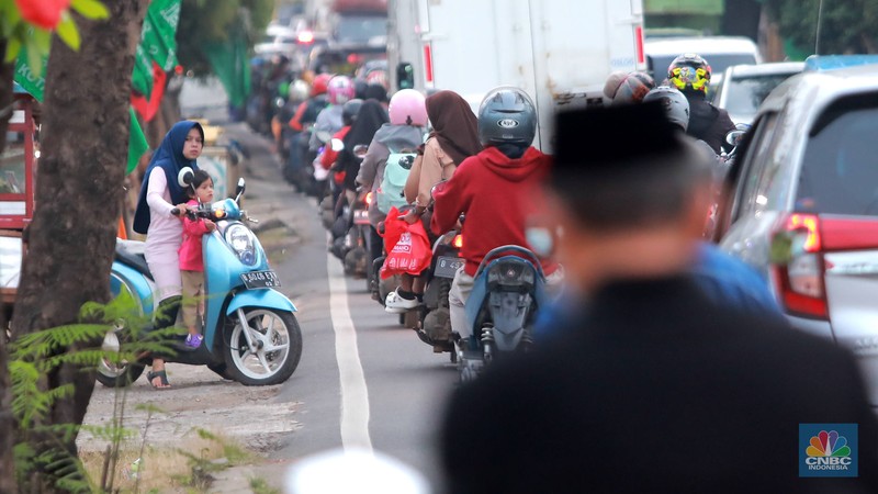 Suasana macet di jalan Raya Sawangan Depok, Jawa Barat, Rabu (8/2/2023). (CNBC Indonesia/Muhammad Sabki)