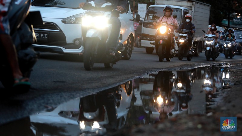 Suasana macet di jalan Raya Sawangan Depok, Jawa Barat, Rabu (8/2/2023). (CNBC Indonesia/Muhammad Sabki) Suasana macet di jalan Raya Sawangan Depok, Jawa Barat, Rabu (8/2/2023). (CNBC Indonesia/Muhammad Sabki)
