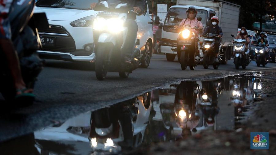 Suasana macet di jalan Raya Sawangan Depok, Jawa Barat, Rabu (8/2/2023). (CNBC Indonesia/Muhammad Sabki)
