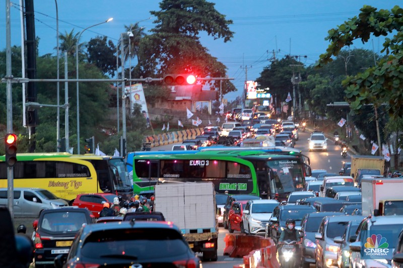 Suasana macet di jalan Raya Sawangan Depok, Jawa Barat, Rabu (8/2/2023). (CNBC Indonesia/Muhammad Sabki)