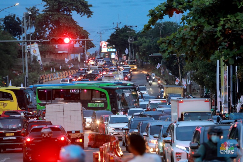 Suasana macet di jalan Raya Sawangan Depok, Jawa Barat, Rabu (8/2/2023). (CNBC Indonesia/Muhammad Sabki)