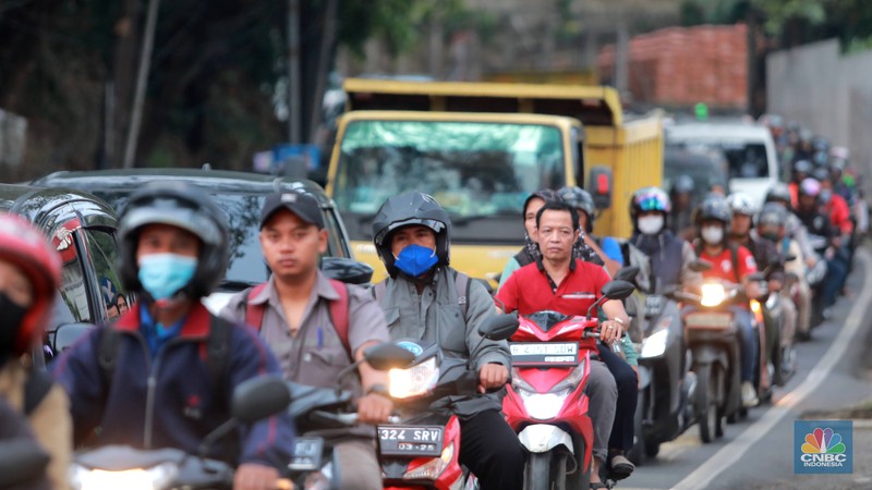 Suasana macet di jalan Raya Sawangan Depok, Jawa Barat, Rabu (8/2/2023). (CNBC Indonesia/Muhammad Sabki)