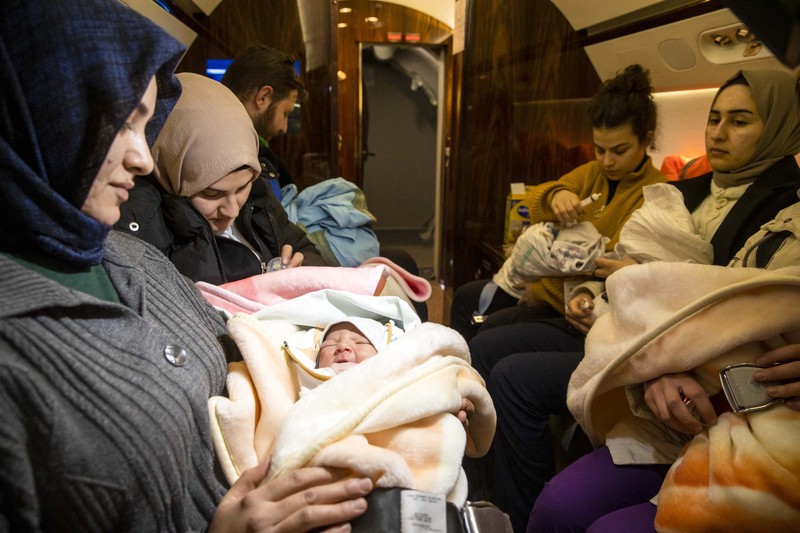 Bayi-bayi yang diselamatkan dari puing-puing bangunan yang runtuh di Kahramanmaras dipindahkan ke Ankara dengan Pesawat Kepresidenan Turki setelah gempa berkekuatan 7,7 dan 7,6 skala Richter menghantam beberapa provinsi Turkiye pada 8 Februari 2023. Bayi-bayi yang diselamatkan dari puing-puing bangunan yang runtuh di Kahramanmaras dipindahkan ke Ankara dengan Pesawat Kepresidenan Turki setelah gempa berkekuatan 7,7 dan 7,6 skala Richter menghantam beberapa provinsi Turkiye pada 8 Februari 2023. 16 bayi, ditinggalkan tanpa pendamping karena gempa dipindahkan ke Ankara untuk dirawat. Senin dini hari, gempa berkekuatan 7,7 yang berpusat di distrik Pazarcik, mengguncang Kahramanmaras dan mengguncang beberapa provinsi dengan kuat, termasuk Gaziantep, Kahramanmaras, Diyarbakir, Adana, Adiyaman, Malatya, Osmaniye, Hatay, dan Kilis. Kemudian, pada pukul 13.24. (1024GMT), gempa berkekuatan 7,6 yang berpusat di distrik Elbistan Kahramanmaras melanda wilayah tersebut. Turkiye mengumumkan 7 hari berkabung nasional setelah gempa bumi mematikan di provinsi selatan. (Mehmet Ali Ozcan/Anadolu Agency via Getty Images)