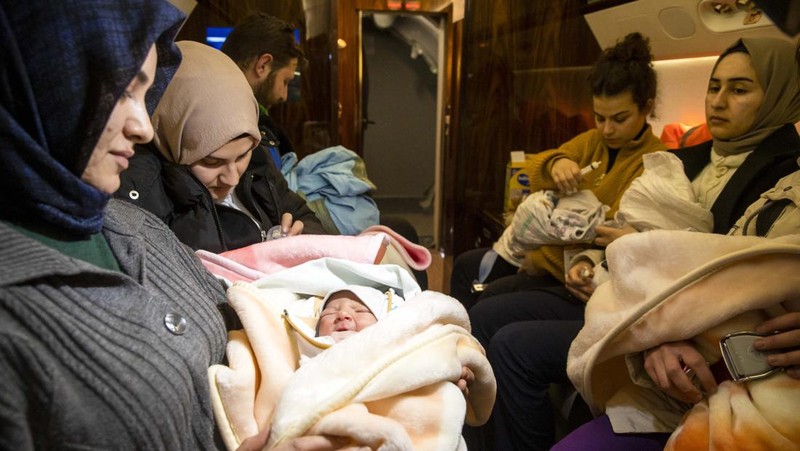 Bayi-bayi yang diselamatkan dari puing-puing bangunan yang runtuh di Kahramanmaras dipindahkan ke Ankara dengan Pesawat Kepresidenan Turki setelah gempa berkekuatan 7,7 dan 7,6 skala Richter menghantam beberapa provinsi Turkiye pada 8 Februari 2023. 16 bayi, ditinggalkan tanpa pendamping karena gempa dipindahkan ke Ankara untuk dirawat. Senin dini hari, gempa berkekuatan 7,7 yang berpusat di distrik Pazarcik, mengguncang Kahramanmaras dan mengguncang beberapa provinsi dengan kuat, termasuk Gaziantep, Kahramanmaras, Diyarbakir, Adana, Adiyaman, Malatya, Osmaniye, Hatay, dan Kilis. Kemudian, pada pukul 13.24. (1024GMT), gempa berkekuatan 7,6 yang berpusat di distrik Elbistan Kahramanmaras melanda wilayah tersebut. Turkiye mengumumkan 7 hari berkabung nasional setelah gempa bumi mematikan di provinsi selatan. (Mehmet Ali Ozcan/Anadolu Agency via Getty Images)