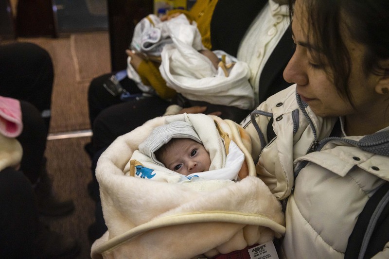Bayi-bayi yang diselamatkan dari puing-puing bangunan yang runtuh di Kahramanmaras dipindahkan ke Ankara dengan Pesawat Kepresidenan Turki setelah gempa berkekuatan 7,7 dan 7,6 skala Richter menghantam beberapa provinsi Turkiye pada 8 Februari 2023. 16 bayi, ditinggalkan tanpa pendamping karena gempa dipindahkan ke Ankara untuk dirawat. Senin dini hari, gempa berkekuatan 7,7 yang berpusat di distrik Pazarcik, mengguncang Kahramanmaras dan mengguncang beberapa provinsi dengan kuat, termasuk Gaziantep, Kahramanmaras, Diyarbakir, Adana, Adiyaman, Malatya, Osmaniye, Hatay, dan Kilis. Kemudian, pada pukul 13.24. (1024GMT), gempa berkekuatan 7,6 yang berpusat di distrik Elbistan Kahramanmaras melanda wilayah tersebut. Turkiye mengumumkan 7 hari berkabung nasional setelah gempa bumi mematikan di provinsi selatan. (Mehmet Ali Ozcan/Anadolu Agency via Getty Images)