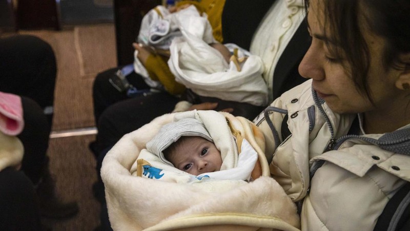 Bayi-bayi yang diselamatkan dari puing-puing bangunan yang runtuh di Kahramanmaras dipindahkan ke Ankara dengan Pesawat Kepresidenan Turki setelah gempa berkekuatan 7,7 dan 7,6 skala Richter menghantam beberapa provinsi Turkiye pada 8 Februari 2023. 16 bayi, ditinggalkan tanpa pendamping karena gempa dipindahkan ke Ankara untuk dirawat. Senin dini hari, gempa berkekuatan 7,7 yang berpusat di distrik Pazarcik, mengguncang Kahramanmaras dan mengguncang beberapa provinsi dengan kuat, termasuk Gaziantep, Kahramanmaras, Diyarbakir, Adana, Adiyaman, Malatya, Osmaniye, Hatay, dan Kilis. Kemudian, pada pukul 13.24. (1024GMT), gempa berkekuatan 7,6 yang berpusat di distrik Elbistan Kahramanmaras melanda wilayah tersebut. Turkiye mengumumkan 7 hari berkabung nasional setelah gempa bumi mematikan di provinsi selatan. (Mehmet Ali Ozcan/Anadolu Agency via Getty Images)
