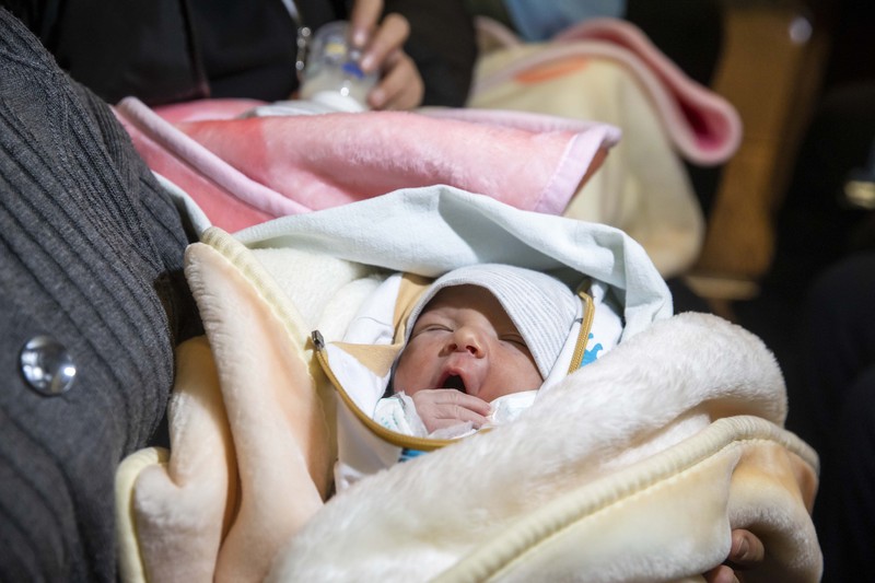 Bayi-bayi yang diselamatkan dari puing-puing bangunan yang runtuh di Kahramanmaras dipindahkan ke Ankara dengan Pesawat Kepresidenan Turki setelah gempa berkekuatan 7,7 dan 7,6 skala Richter menghantam beberapa provinsi Turkiye pada 8 Februari 2023. 16 bayi, ditinggalkan tanpa pendamping karena gempa dipindahkan ke Ankara untuk dirawat. Senin dini hari, gempa berkekuatan 7,7 yang berpusat di distrik Pazarcik, mengguncang Kahramanmaras dan mengguncang beberapa provinsi dengan kuat, termasuk Gaziantep, Kahramanmaras, Diyarbakir, Adana, Adiyaman, Malatya, Osmaniye, Hatay, dan Kilis. Kemudian, pada pukul 13.24. (1024GMT), gempa berkekuatan 7,6 yang berpusat di distrik Elbistan Kahramanmaras melanda wilayah tersebut. Turkiye mengumumkan 7 hari berkabung nasional setelah gempa bumi mematikan di provinsi selatan. (Mehmet Ali Ozcan/Anadolu Agency via Getty Images)