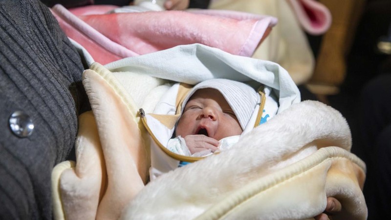 Bayi-bayi yang diselamatkan dari puing-puing bangunan yang runtuh di Kahramanmaras dipindahkan ke Ankara dengan Pesawat Kepresidenan Turki setelah gempa berkekuatan 7,7 dan 7,6 skala Richter menghantam beberapa provinsi Turkiye pada 8 Februari 2023. 16 bayi, ditinggalkan tanpa pendamping karena gempa dipindahkan ke Ankara untuk dirawat. Senin dini hari, gempa berkekuatan 7,7 yang berpusat di distrik Pazarcik, mengguncang Kahramanmaras dan mengguncang beberapa provinsi dengan kuat, termasuk Gaziantep, Kahramanmaras, Diyarbakir, Adana, Adiyaman, Malatya, Osmaniye, Hatay, dan Kilis. Kemudian, pada pukul 13.24. (1024GMT), gempa berkekuatan 7,6 yang berpusat di distrik Elbistan Kahramanmaras melanda wilayah tersebut. Turkiye mengumumkan 7 hari berkabung nasional setelah gempa bumi mematikan di provinsi selatan. (Mehmet Ali Ozcan/Anadolu Agency via Getty Images)