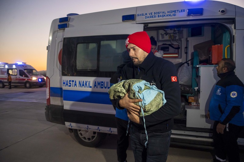 Bayi-bayi yang diselamatkan dari puing-puing bangunan yang runtuh di Kahramanmaras dipindahkan ke Ankara dengan Pesawat Kepresidenan Turki setelah gempa berkekuatan 7,7 dan 7,6 skala Richter menghantam beberapa provinsi Turkiye pada 8 Februari 2023. Bayi-bayi yang diselamatkan dari puing-puing bangunan yang runtuh di Kahramanmaras dipindahkan ke Ankara dengan Pesawat Kepresidenan Turki setelah gempa berkekuatan 7,7 dan 7,6 skala Richter menghantam beberapa provinsi Turkiye pada 8 Februari 2023. 16 bayi, ditinggalkan tanpa pendamping karena gempa dipindahkan ke Ankara untuk dirawat. Senin dini hari, gempa berkekuatan 7,7 yang berpusat di distrik Pazarcik, mengguncang Kahramanmaras dan mengguncang beberapa provinsi dengan kuat, termasuk Gaziantep, Kahramanmaras, Diyarbakir, Adana, Adiyaman, Malatya, Osmaniye, Hatay, dan Kilis. Kemudian, pada pukul 13.24. (1024GMT), gempa berkekuatan 7,6 yang berpusat di distrik Elbistan Kahramanmaras melanda wilayah tersebut. Turkiye mengumumkan 7 hari berkabung nasional setelah gempa bumi mematikan di provinsi selatan. (Mehmet Ali Ozcan/Anadolu Agency via Getty Images)