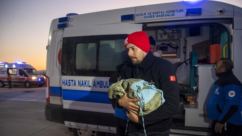Bayi-bayi yang diselamatkan dari puing-puing bangunan yang runtuh di Kahramanmaras dipindahkan ke Ankara dengan Pesawat Kepresidenan Turki setelah gempa berkekuatan 7,7 dan 7,6 skala Richter menghantam beberapa provinsi Turkiye pada 8 Februari 2023. 16 bayi, ditinggalkan tanpa pendamping karena gempa dipindahkan ke Ankara untuk dirawat. Senin dini hari, gempa berkekuatan 7,7 yang berpusat di distrik Pazarcik, mengguncang Kahramanmaras dan mengguncang beberapa provinsi dengan kuat, termasuk Gaziantep, Kahramanmaras, Diyarbakir, Adana, Adiyaman, Malatya, Osmaniye, Hatay, dan Kilis. Kemudian, pada pukul 13.24. (1024GMT), gempa berkekuatan 7,6 yang berpusat di distrik Elbistan Kahramanmaras melanda wilayah tersebut. Turkiye mengumumkan 7 hari berkabung nasional setelah gempa bumi mematikan di provinsi selatan. (Mehmet Ali Ozcan/Anadolu Agency via Getty Images)
