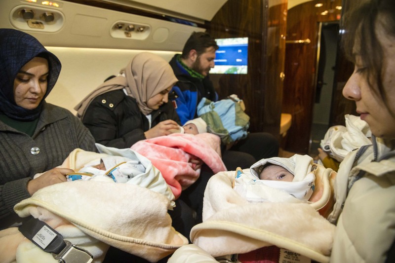 Bayi-bayi yang diselamatkan dari puing-puing bangunan yang runtuh di Kahramanmaras dipindahkan ke Ankara dengan Pesawat Kepresidenan Turki setelah gempa berkekuatan 7,7 dan 7,6 skala Richter menghantam beberapa provinsi Turkiye pada 8 Februari 2023. Bayi-bayi yang diselamatkan dari puing-puing bangunan yang runtuh di Kahramanmaras dipindahkan ke Ankara dengan Pesawat Kepresidenan Turki setelah gempa berkekuatan 7,7 dan 7,6 skala Richter menghantam beberapa provinsi Turkiye pada 8 Februari 2023. 16 bayi, ditinggalkan tanpa pendamping karena gempa dipindahkan ke Ankara untuk dirawat. Senin dini hari, gempa berkekuatan 7,7 yang berpusat di distrik Pazarcik, mengguncang Kahramanmaras dan mengguncang beberapa provinsi dengan kuat, termasuk Gaziantep, Kahramanmaras, Diyarbakir, Adana, Adiyaman, Malatya, Osmaniye, Hatay, dan Kilis. Kemudian, pada pukul 13.24. (1024GMT), gempa berkekuatan 7,6 yang berpusat di distrik Elbistan Kahramanmaras melanda wilayah tersebut. Turkiye mengumumkan 7 hari berkabung nasional setelah gempa bumi mematikan di provinsi selatan. (Mehmet Ali Ozcan/Anadolu Agency via Getty Images)