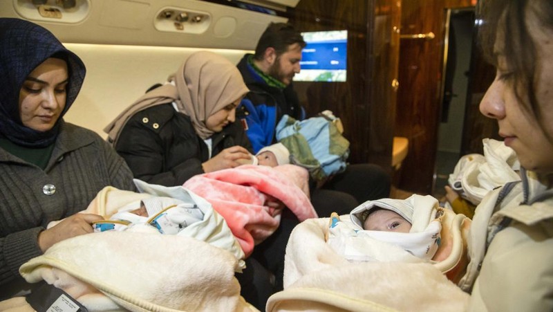 Bayi-bayi yang diselamatkan dari puing-puing bangunan yang runtuh di Kahramanmaras dipindahkan ke Ankara dengan Pesawat Kepresidenan Turki setelah gempa berkekuatan 7,7 dan 7,6 skala Richter menghantam beberapa provinsi Turkiye pada 8 Februari 2023. 16 bayi, ditinggalkan tanpa pendamping karena gempa dipindahkan ke Ankara untuk dirawat. Senin dini hari, gempa berkekuatan 7,7 yang berpusat di distrik Pazarcik, mengguncang Kahramanmaras dan mengguncang beberapa provinsi dengan kuat, termasuk Gaziantep, Kahramanmaras, Diyarbakir, Adana, Adiyaman, Malatya, Osmaniye, Hatay, dan Kilis. Kemudian, pada pukul 13.24. (1024GMT), gempa berkekuatan 7,6 yang berpusat di distrik Elbistan Kahramanmaras melanda wilayah tersebut. Turkiye mengumumkan 7 hari berkabung nasional setelah gempa bumi mematikan di provinsi selatan. (Mehmet Ali Ozcan/Anadolu Agency via Getty Images)
