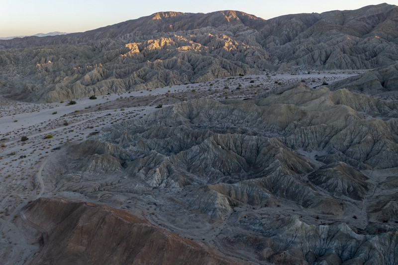 Foto udara menunjukkan, mineral berwarna-warni terlihat di sisi Lempeng Pasifik Patahan San Andreas, di mana ia bertabrakan dengan Lempeng Amerika Utara, di bagian barat daya Perbukitan Mekkah pada (2/4/2021) dekat Mekkah, California. (Getty Images/David McNew) Foto udara menunjukkan, mineral berwarna-warni terlihat di sisi Lempeng Pasifik Patahan San Andreas, di mana ia bertabrakan dengan Lempeng Amerika Utara, di bagian barat daya Perbukitan Mekkah pada (2/4/2021) dekat Mekkah, California. (Getty Images/David McNew)