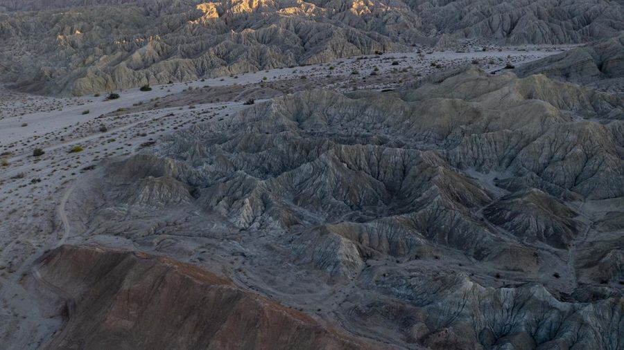 Foto udara menunjukkan, mineral berwarna-warni terlihat di sisi Lempeng Pasifik Patahan San Andreas, di mana ia bertabrakan dengan Lempeng Amerika Utara, di bagian barat daya Perbukitan Mekkah pada (2/4/2021) dekat Mekkah, California. (Getty Images/David McNew)