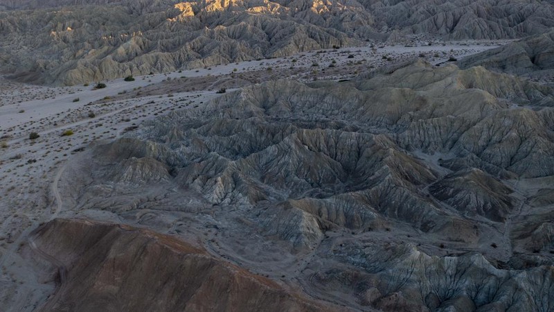 Foto udara menunjukkan, mineral berwarna-warni terlihat di sisi Lempeng Pasifik Patahan San Andreas, di mana ia bertabrakan dengan Lempeng Amerika Utara, di bagian barat daya Perbukitan Mekkah pada (2/4/2021) dekat Mekkah, California. (Getty Images/David McNew)