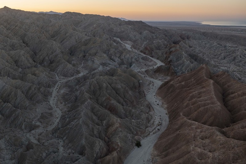 Foto udara menunjukkan, mineral berwarna-warni terlihat di sisi Lempeng Pasifik Patahan San Andreas, di mana ia bertabrakan dengan Lempeng Amerika Utara, di bagian barat daya Perbukitan Mekkah pada (2/4/2021) dekat Mekkah, California. (Getty Images/David McNew)