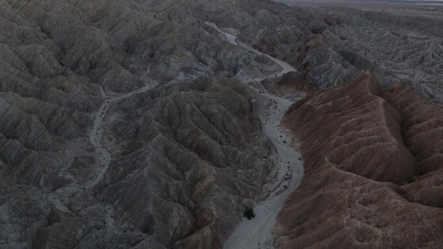 Foto udara menunjukkan, mineral berwarna-warni terlihat di sisi Lempeng Pasifik Patahan San Andreas, di mana ia bertabrakan dengan Lempeng Amerika Utara, di bagian barat daya Perbukitan Mekkah pada (2/4/2021) dekat Mekkah, California. (Getty Images/David McNew)
