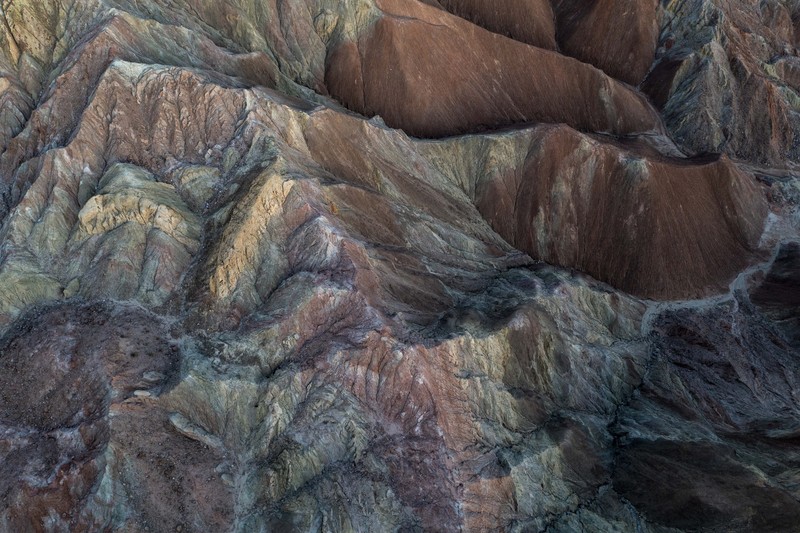 Foto udara menunjukkan, mineral berwarna-warni terlihat di sisi Lempeng Pasifik Patahan San Andreas, di mana ia bertabrakan dengan Lempeng Amerika Utara, di bagian barat daya Perbukitan Mekkah pada (2/4/2021) dekat Mekkah, California. (Getty Images/David McNew) Foto udara menunjukkan, mineral berwarna-warni terlihat di sisi Lempeng Pasifik Patahan San Andreas, di mana ia bertabrakan dengan Lempeng Amerika Utara, di bagian barat daya Perbukitan Mekkah pada (2/4/2021) dekat Mekkah, California. (Getty Images/David McNew)
